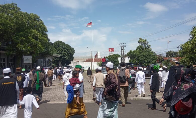 Massa Umat Islam Cianjur Geruduk Kantor Kemenag Sambil Berselawat