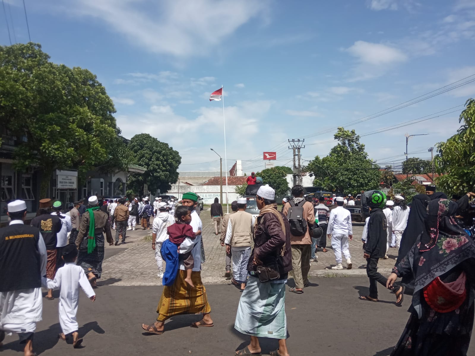 Massa Umat Islam Cianjur Geruduk Kantor Kemenag Sambil Berselawat