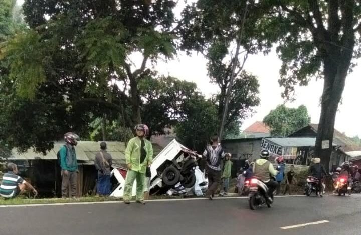 Mobil Masuk Parit di Cugenang, Mobil Oleng HIngga Tabrak Tiang Listrik