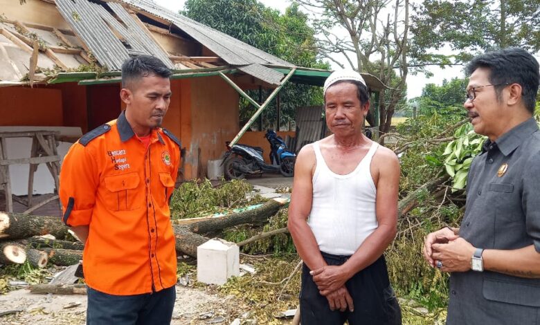 DPRD Cianjur Kunjungi Rumah Warga Ciranjang yang Ambruk Tertimpa Pohon