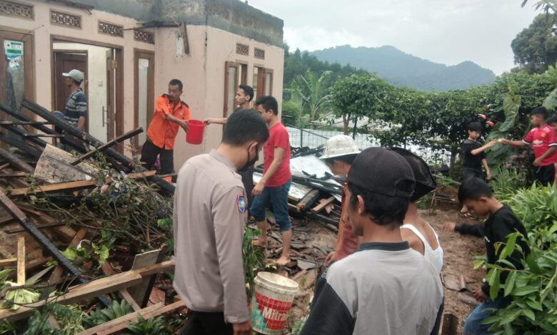 Akibat Kosleting Listrik, Dua Rumah Warga di Pacet Terbakar