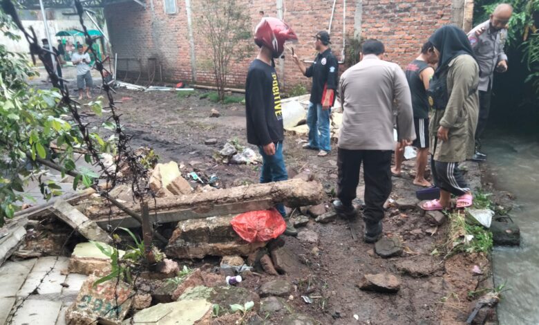 Tembok Selokan Jebol, Rumah Warga di Cilaku Kebanjiran