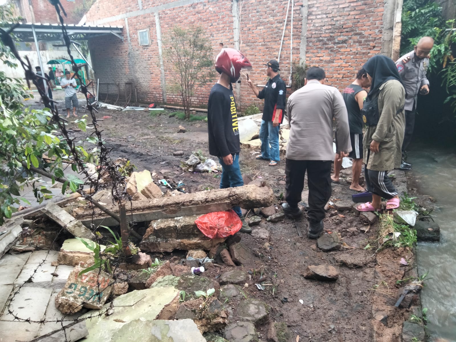 Tembok Selokan Jebol, Rumah Warga di Cilaku Kebanjiran