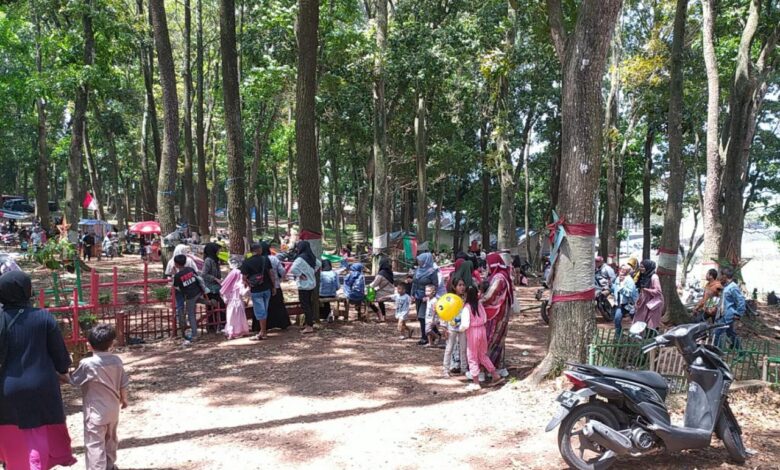 Sambut Ramadan, Warga Cianjur Papajar Padati Tempat Wisata di Bibir Cirata