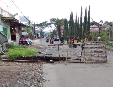 Jembatan Penghubung di Pacet Ambruk, Warga Ingin Cepat Diperbaiki