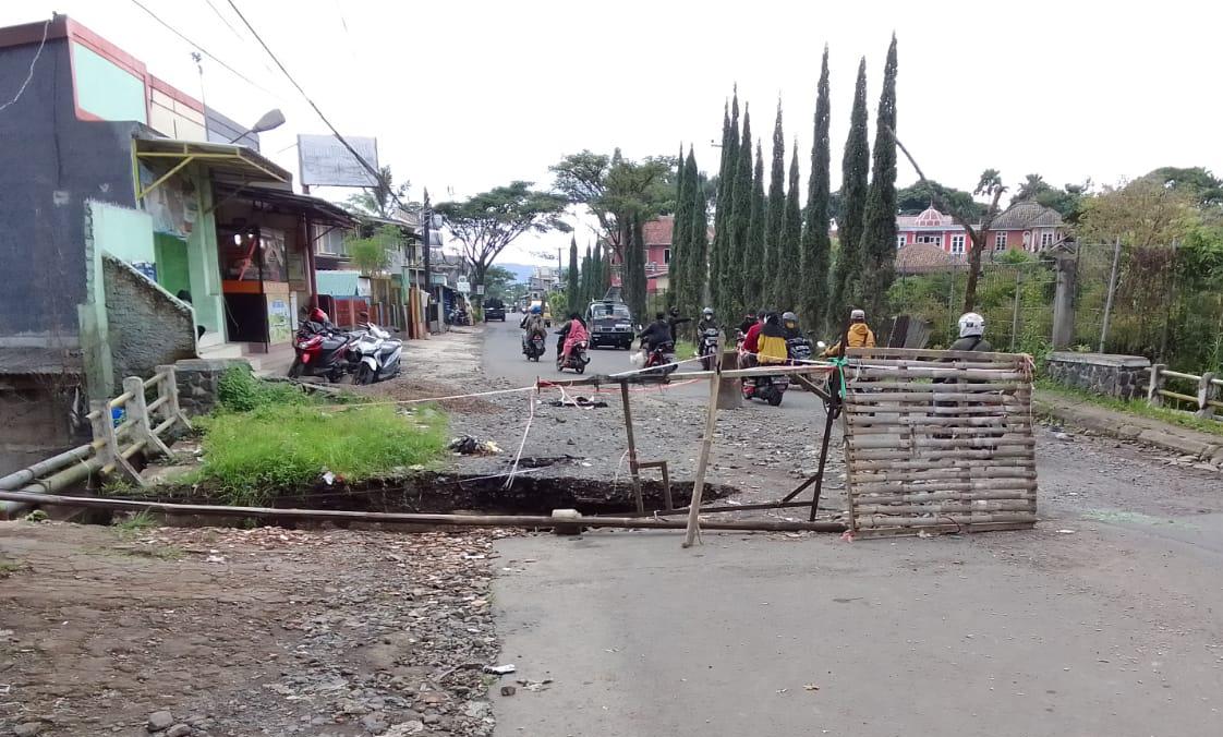 Jembatan Penghubung di Pacet Ambruk, Warga Ingin Cepat Diperbaiki