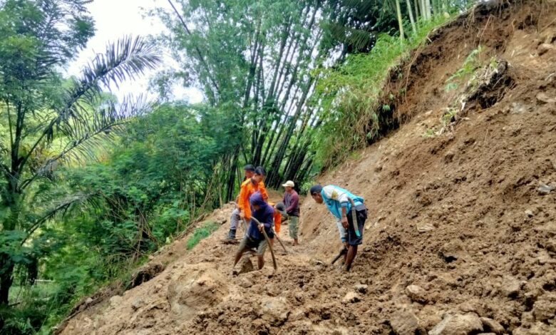 Tebing 50 Meter di Pasirkuda Longsor, Jalur Air Warga Tertutup