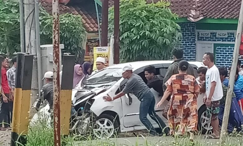 KA Siliwangi Tabrak Mobil di Selajambe Cianjur, Pengemudi Selamat