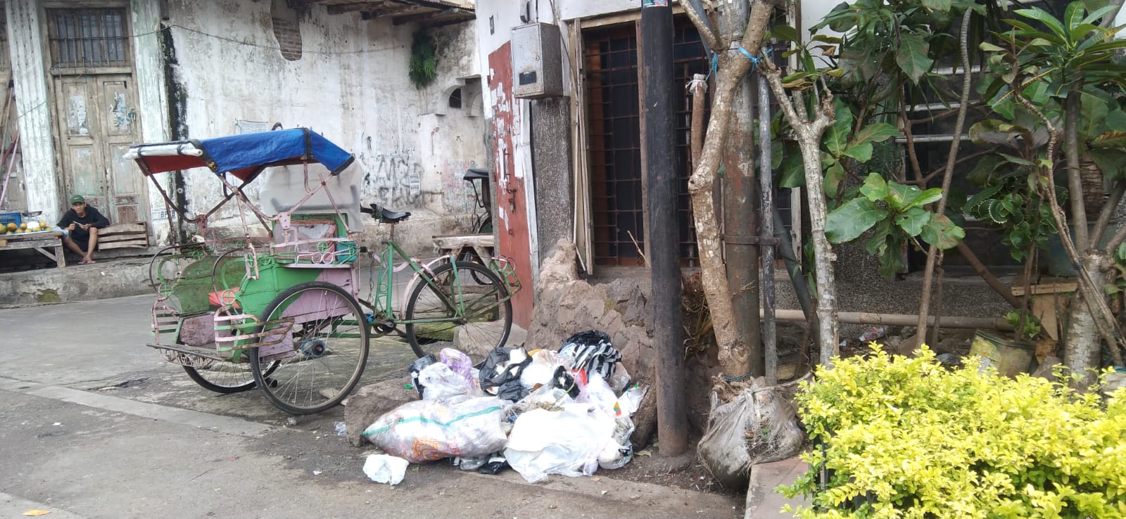 Tong Sampah di Trotoar Minim, Dinas PUPR-DLH Cianjur Saling Lempar Tanggung Jawab