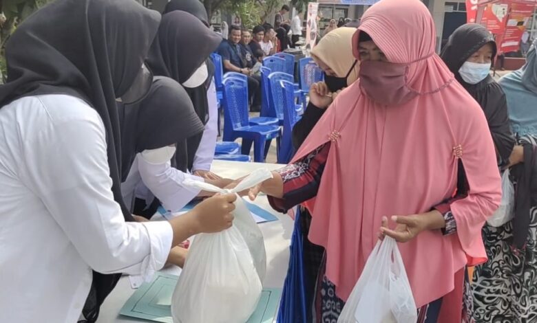 Antrean Minyak Goreng Murah di Bazar SMKN 1 Bojongpicung Membludak