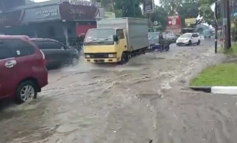 Banjir di Jalan Raya Cipanas-Puncak, Sejumlah Kendaraan Sempat Mogok