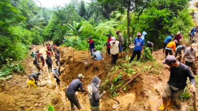 Jalan Utama Bandung-Cianjur yang Tertutup Longsor Sudah Dapat Dilalui