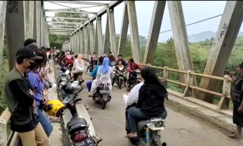 Jembatan Citarum Lama, Tempat Unik untuk Ngabuburit