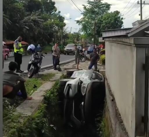 Daihatsu Xenia Terperosok ke Selokan di Cugenang