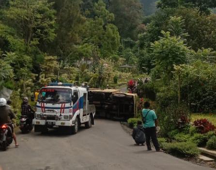 Truk Bermuatan Sembako Terguling di Jalan Hancet