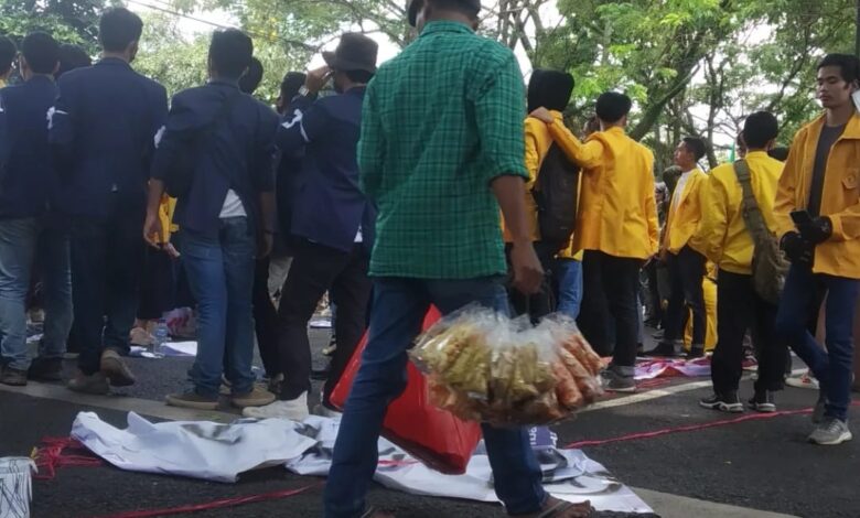 Unik! Pedagang Asongan Berjualan di Demo Mahasiswa Cianjur Saat Ramadan