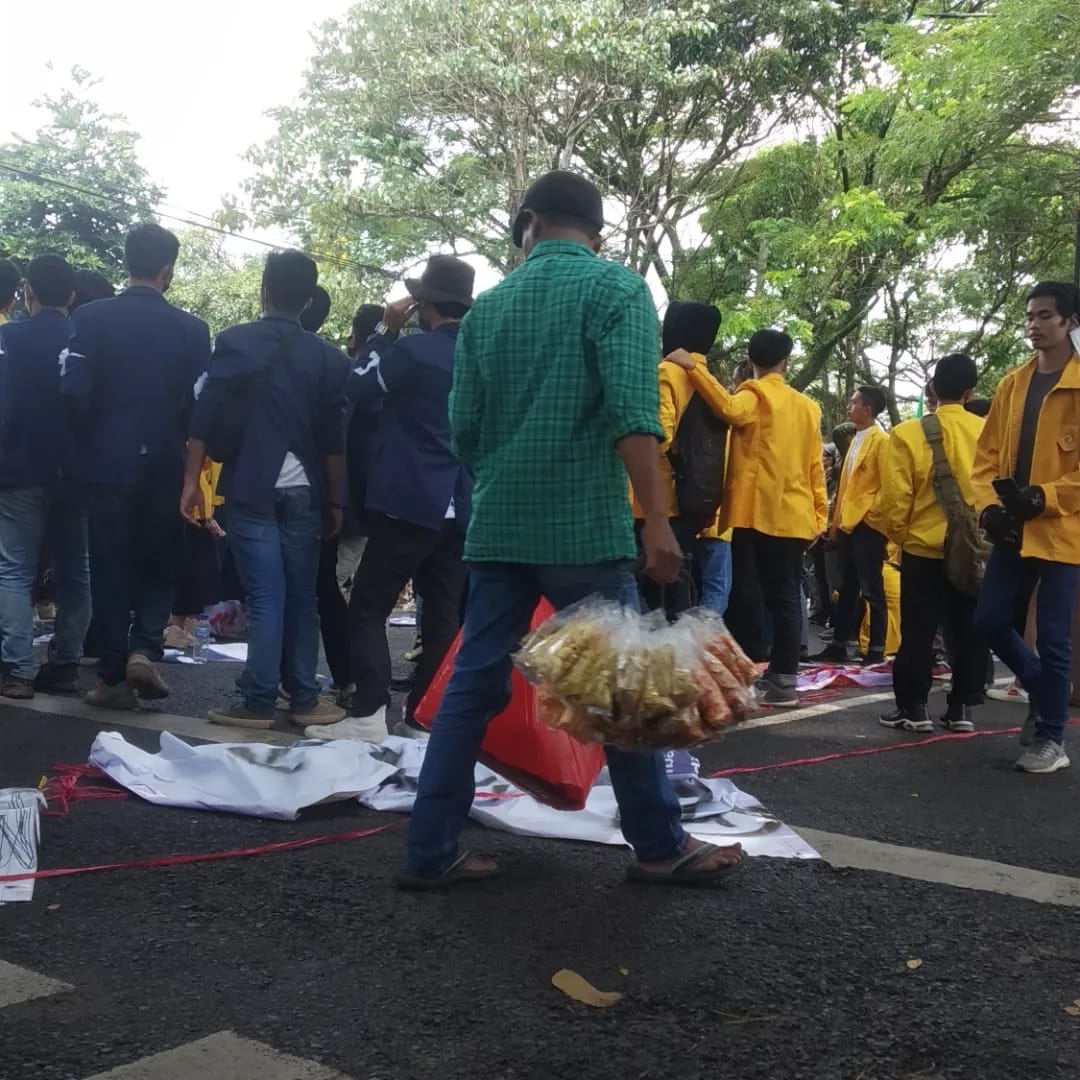 Unik! Pedagang Asongan Berjualan di Demo Mahasiswa Cianjur Saat Ramadan