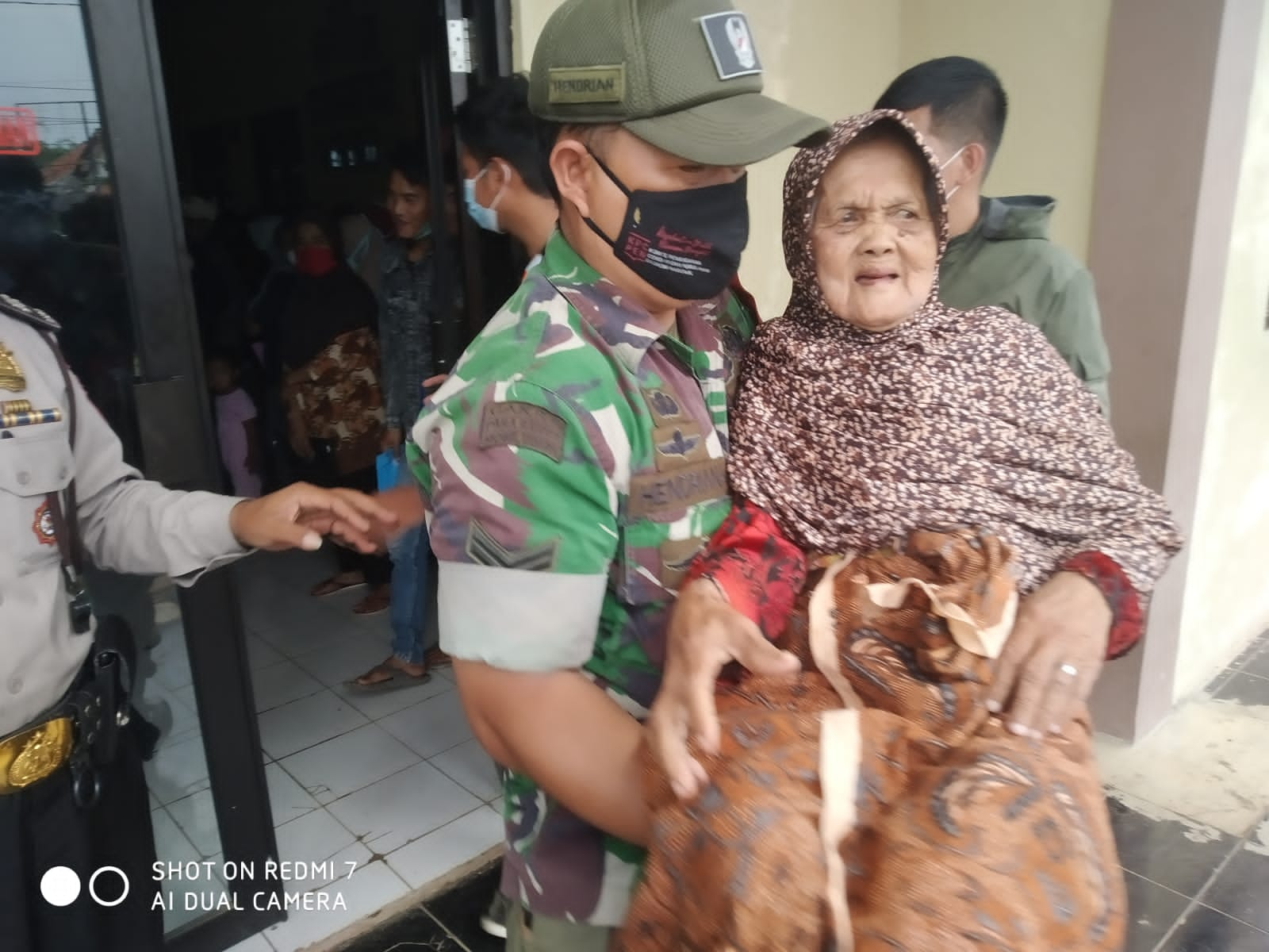 Keren! Bhabinkamtibmas dan Babinsa Desa Gunungsari Sigap Bantu KPM