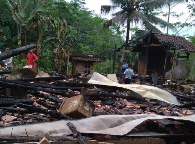 Ditinggal Antre Bansos, Kebakaran di Cikadu, Cianjur Hanguskan 3 Rumah Warga