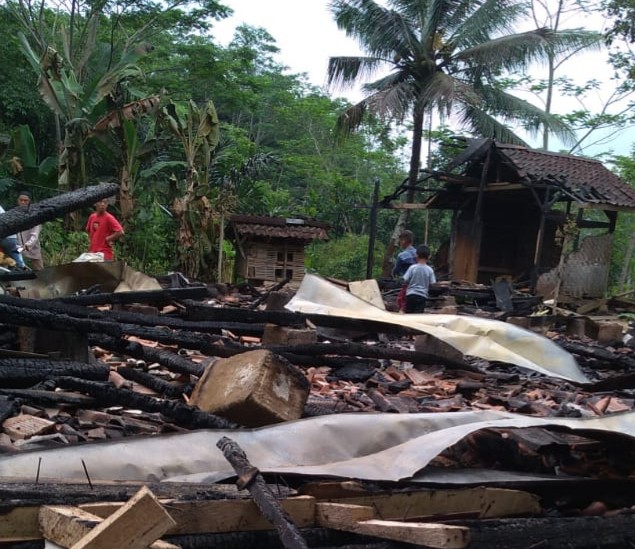 Ditinggal Antre Bansos, Kebakaran di Cikadu, Cianjur Hanguskan 3 Rumah Warga