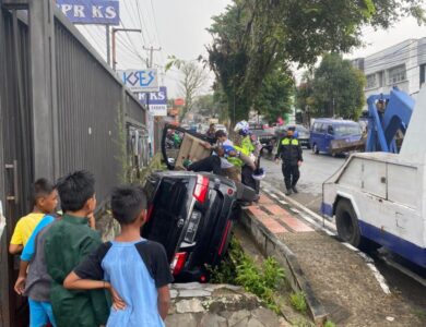 Serempet Motor, Toyota Fortuner Masuk Parit di Cianjur