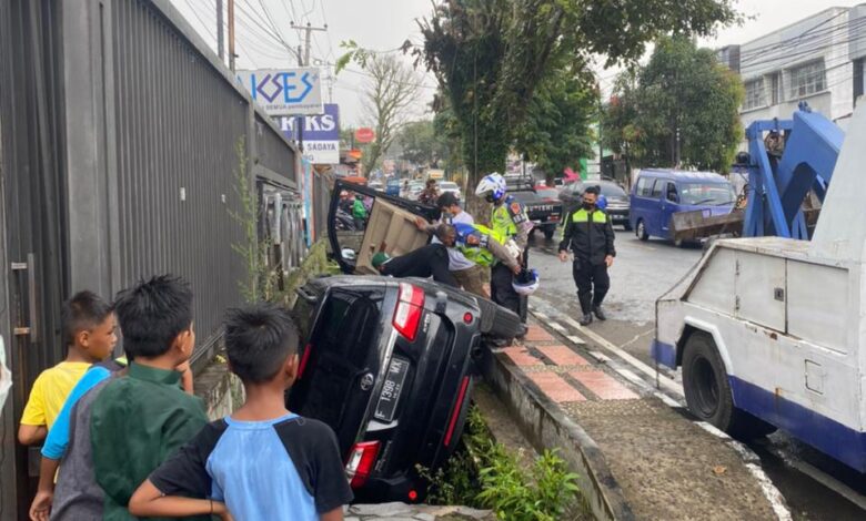 Serempet Motor, Toyota Fortuner Masuk Parit di Cianjur