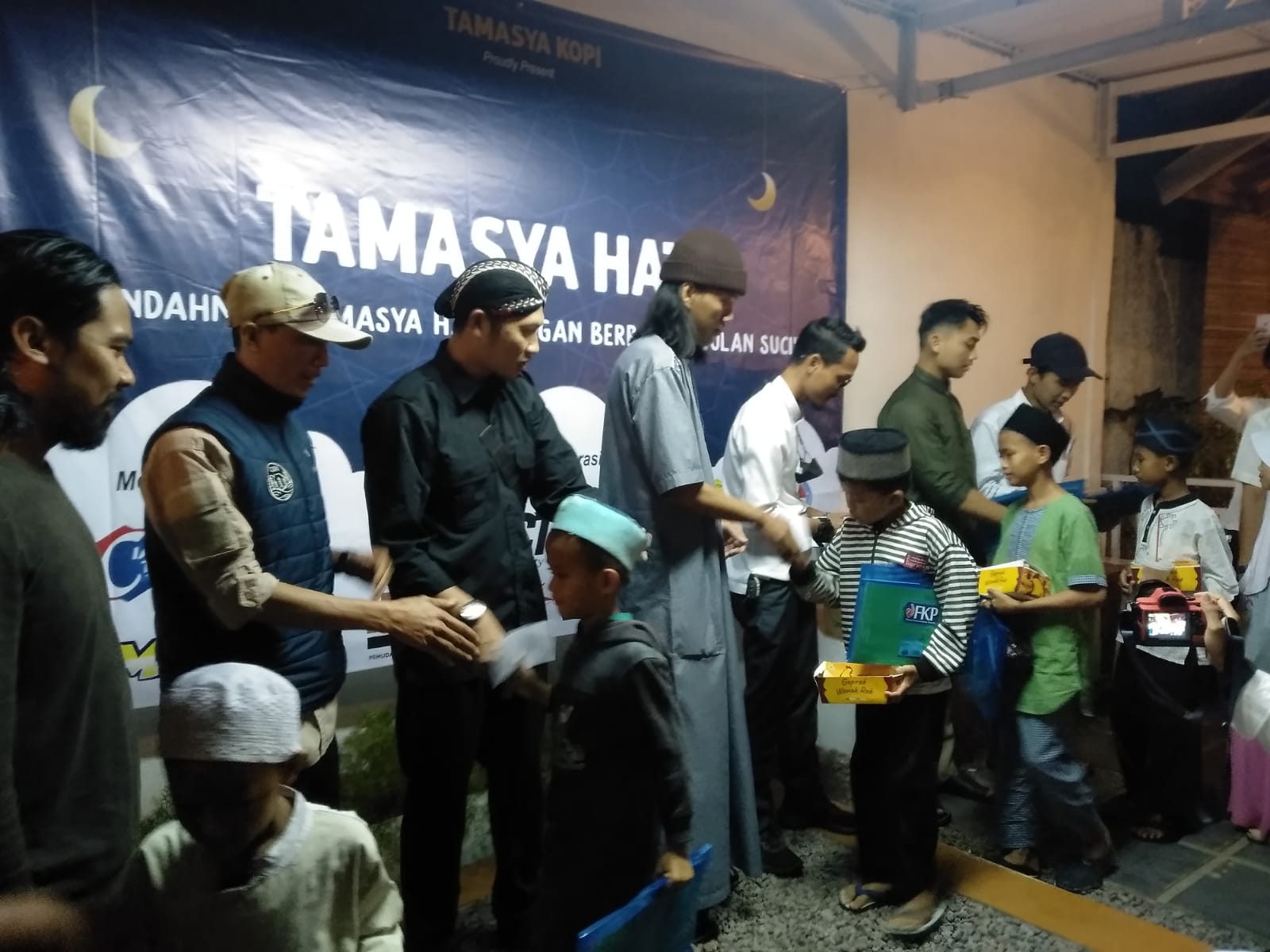 Lintas Komunitas Lakukan Aksi Sosial Santunan Anak Yatim dan Bagi Takjil