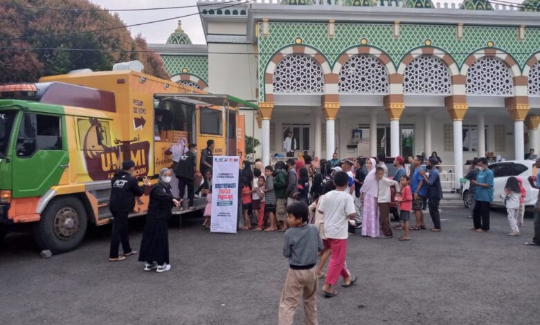 ACT Bagikan Ratusan Paket Berbuka Puasa dengan Humanity Foodtruck