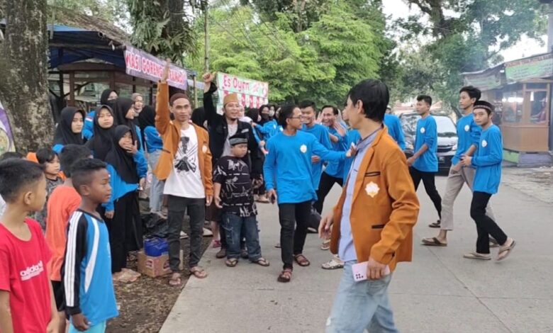 Irma Masjid Hidayatul Mubtadiin Bagikan Takjil Pada Pengguna Jalan