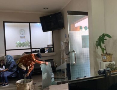 Penyaluran Bantuan di Cipanas Membeludak, Pintu Kantor Desa Sindanglaya Pecah