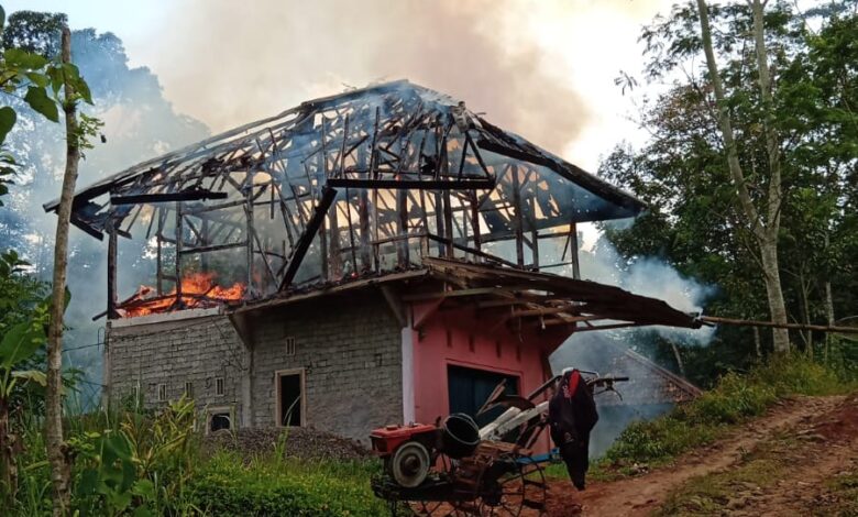 Allahuakbar! Di hari Raya, Rumah 2 Lantai Milik Fanji Ludes Terbakar