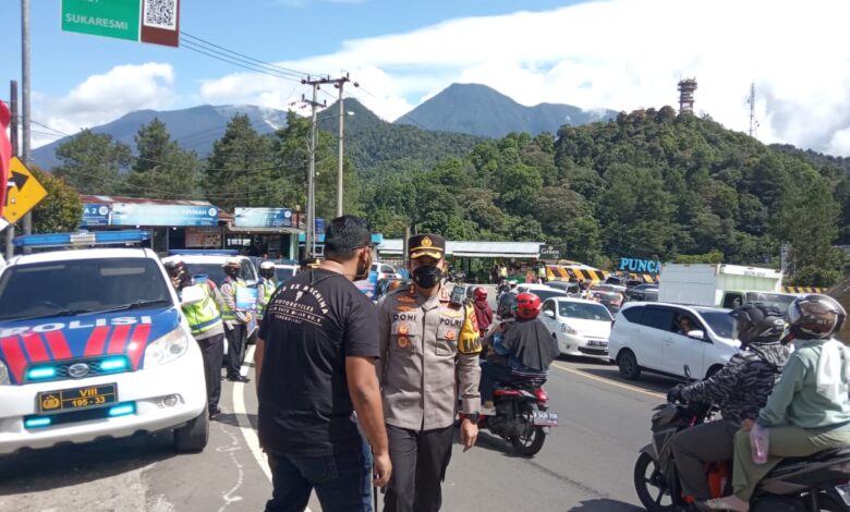 Jalur Cipanas Puncak Macet : Polres Cianjur Berlakukan Satu Arah