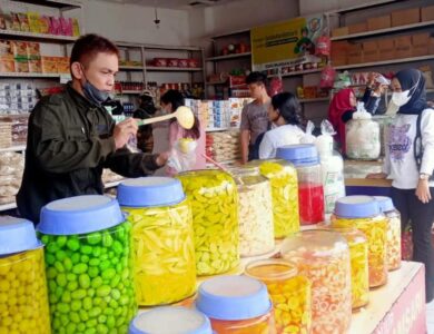 Pedagang Manisan Cianjur Raup Puluhan Juta saat Lebaran