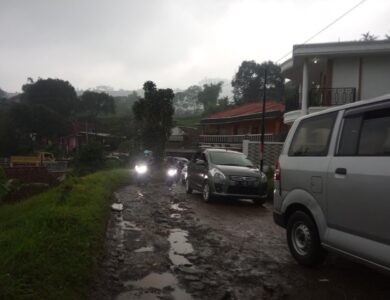 Jalur Puncak II Dilalui Ribuan Pemudik Meski Kondisinya Memprihatinkan