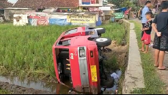 Angkot di Cianjur Terperosok ke Sawah Saat Diperbaiki