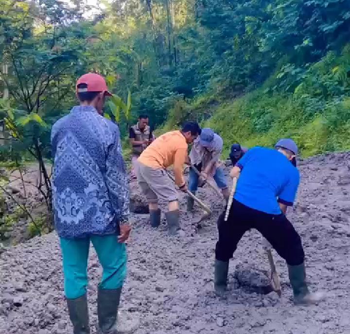 Akses Jalan Wisata Situ Beber Cianjur Terputus Akibat Tertimbun Longsor