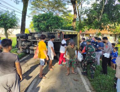 Truk boks terbalik