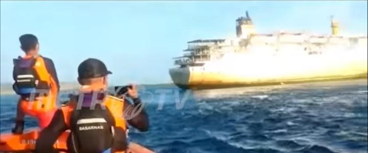 Kapal Sirimau Kandas, Diduga Akibat Menabrak Karang