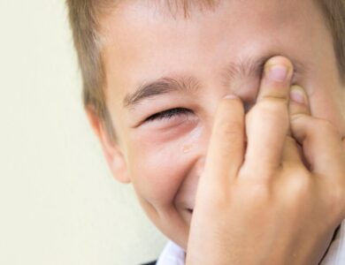 Ketawa Sambil Nangis, Gejala, Penyebab dan Cara Mengatasinya