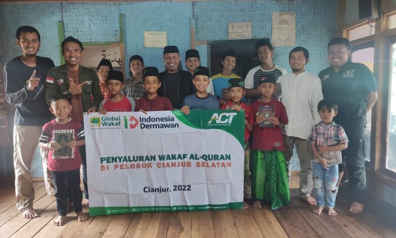 ACT Cianjur dan Para Relawan Distribusikan Al-Quran Wakaf ke Pelosok Cikadu