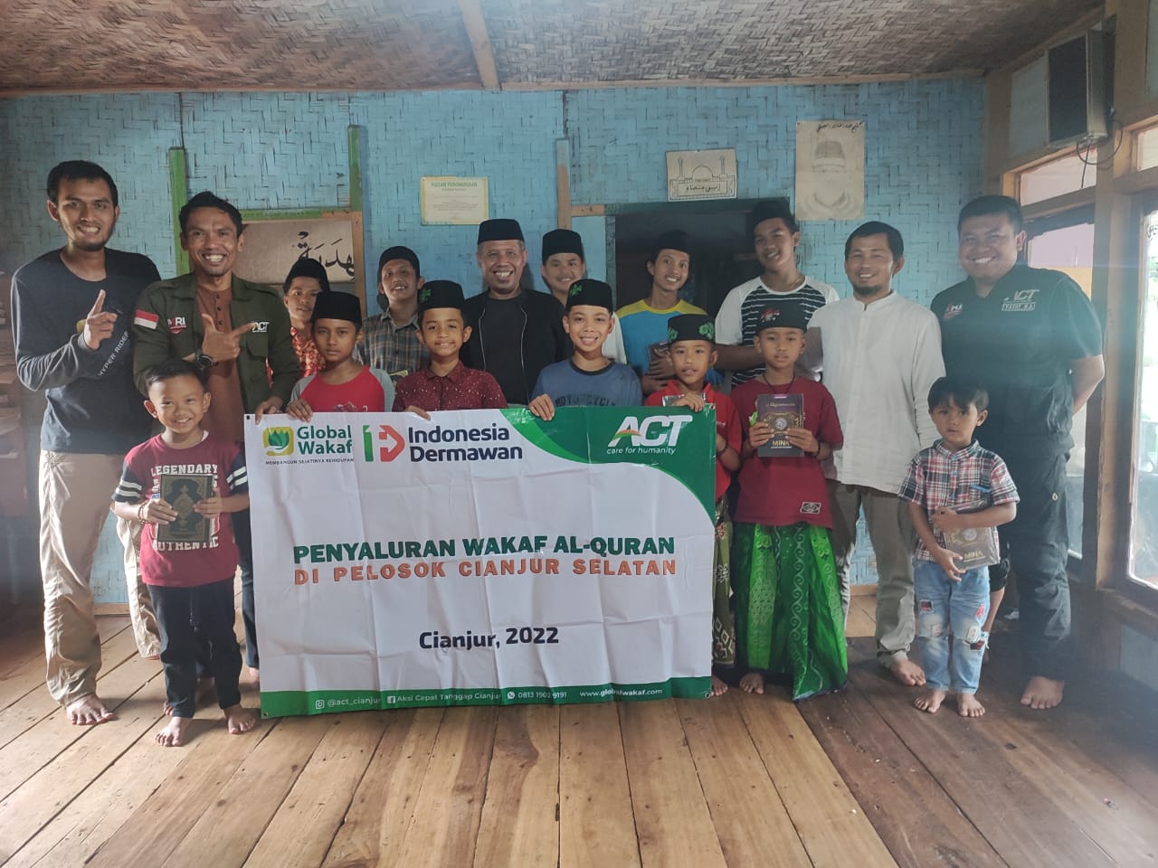 ACT Cianjur dan Para Relawan Distribusikan Al-Quran Wakaf ke Pelosok Cikadu