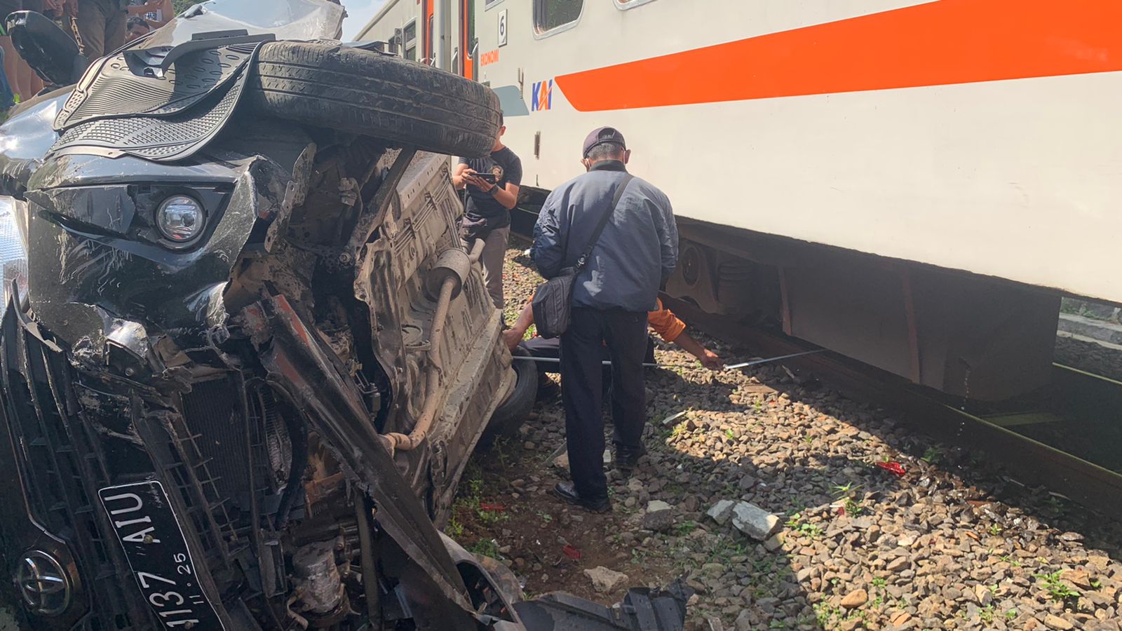 Begini Kronologis Kecelakaan Kereta Api Cianjur, Mobil Terpental 200 Meter