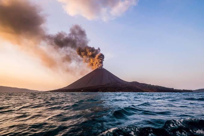 Gunung Anak Krakatau Erupsi, Wisatawan Diminta Menjauh