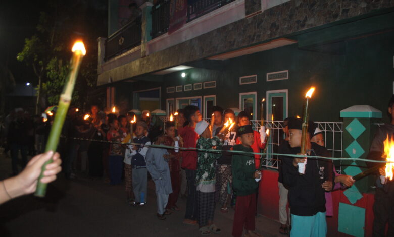 Semarak Pawai Obor Tahun Baru Islam Kampung Wargaluyu Nagrak Cianjur