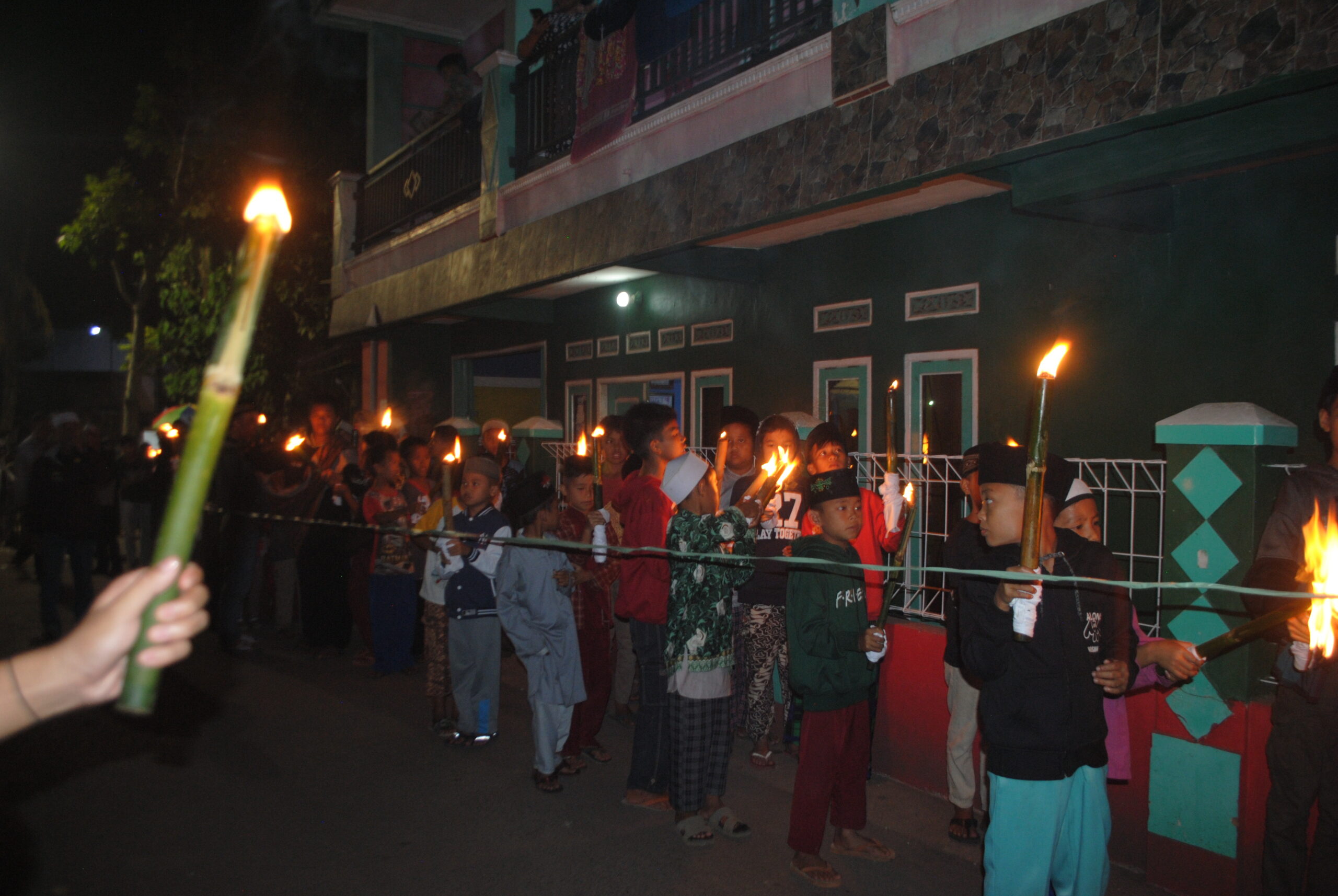 Semarak Pawai Obor Tahun Baru Islam Kampung Wargaluyu Nagrak Cianjur