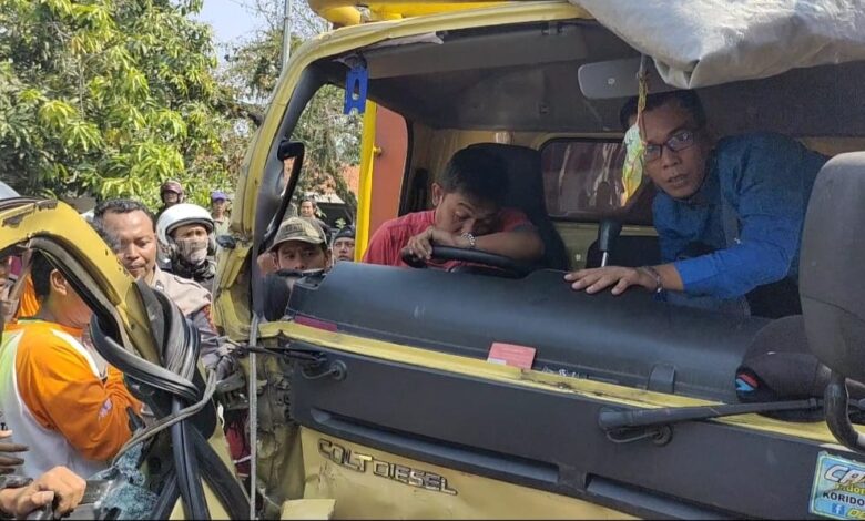 Sopir Truk Terjepit Usai Tabrakan Dengan Truk Pertamina di Cianjur