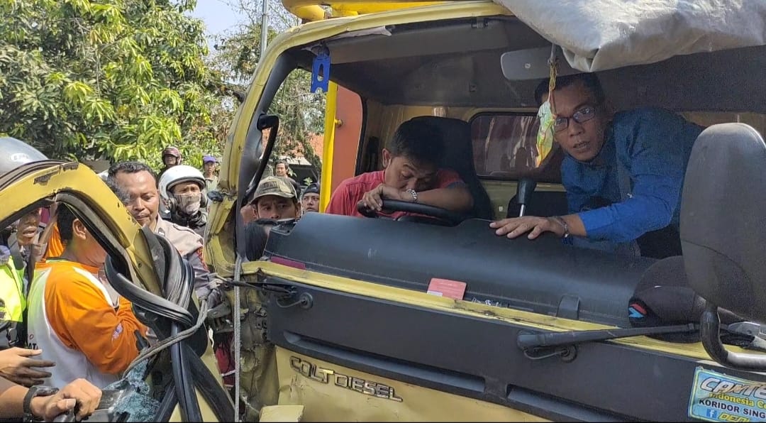 Sopir Truk Terjepit Usai Tabrakan Dengan Truk Pertamina di Cianjur