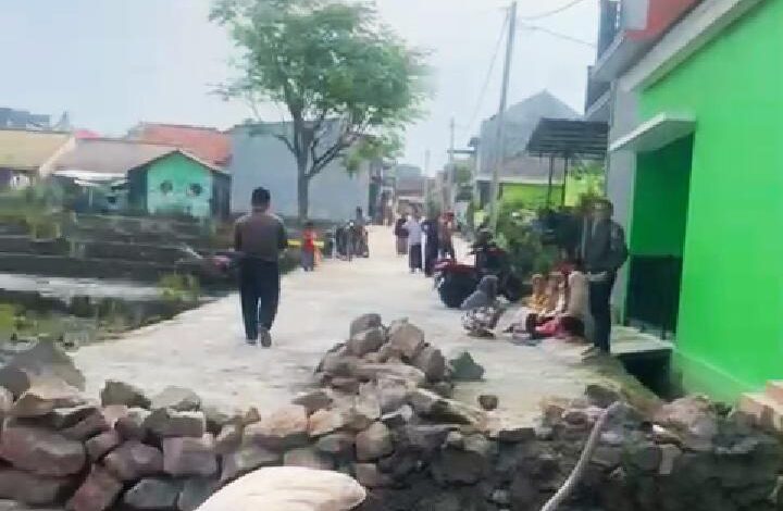 Jalan Perumahan Ditembok Pemilik Tanah, Warga Pacet Cianjur Tidur di Mobil