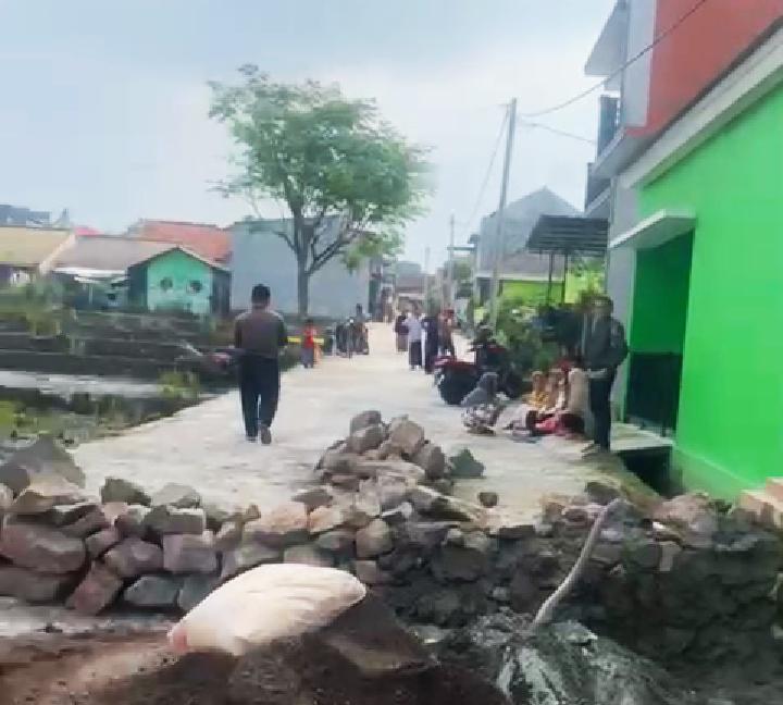 Jalan Perumahan Ditembok Pemilik Tanah, Warga Pacet Cianjur Tidur di Mobil