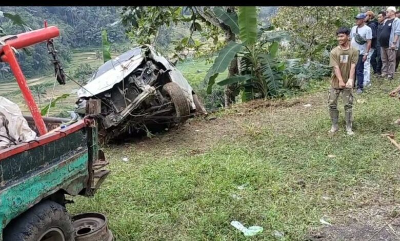 Diduga Sopir Mengantuk, Mobil Masuk Jurang 100 Meter di Naringgul Cianjur